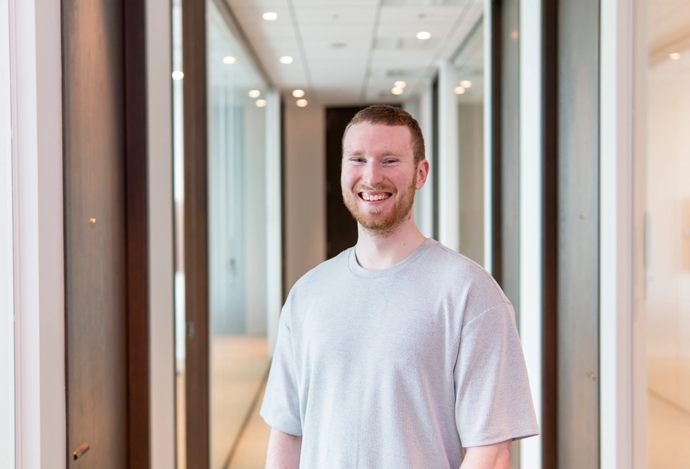 オフィスで働く様子